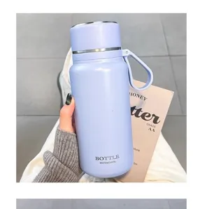 Nahaufnahme der stilvollen lavendelfarbenen Edelstahl-Isolierflasche mit praktischem Tragegriff.