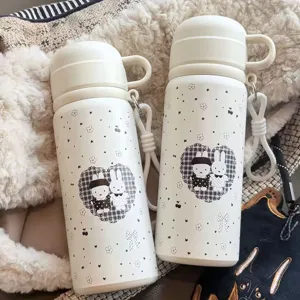 Niedlicher weisser Thermobecher im Detail, tragbare Studenten-Vakuumflasche mit Motiv.