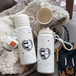 Niedliche doppelwandige isolierte Trinkflasche mit Strohhalm und Hasenmuster für Mädchen.