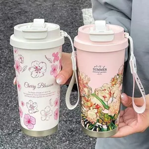 Detailansicht des Edelstahllisolierbechers mit Kirschblüten- und Sommergarten-Mustern.