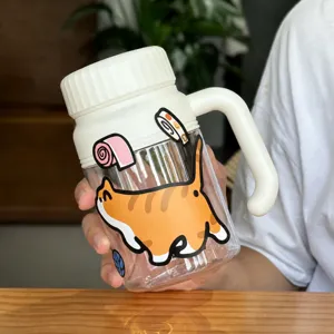Grote kunststof waterfles met schattig kattenpatroon, handvat en praktisch deksel.