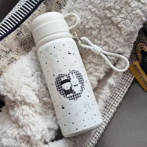 Süßer weißer tragbarer Thermosbecher für Schüler mit Hasenmuster und praktischem Tragegurt.