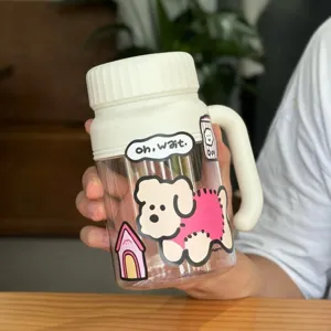 Transparante plastic waterfles detail met schattige cartoon hond sticker en handvat.
