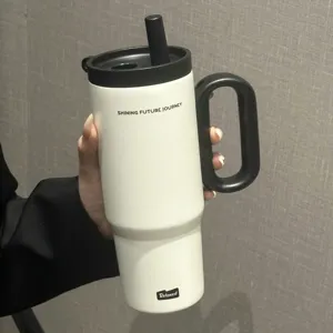 Grande tazza termica con manico e coperchio con cannuccia, borraccia in acciaio portatile.