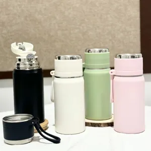 Bouteille d'eau de sport en acier inoxydable, grande capacité thermos isolée avec sangle.
