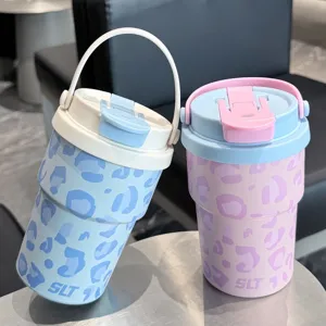 Taza de cafe termica de acero inoxidable portatil con estampado de leopardo y tapa con asa.