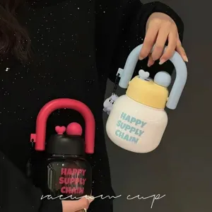 Carina bottiglia d'acqua in plastica di grande capacità con manico portatile e paglia.