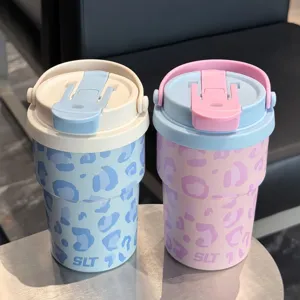 Taza de café aislada de acero inoxidable portátil con estampado de leopardo y tapa doble.