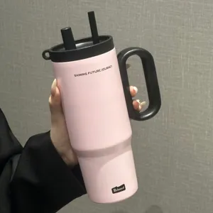 Grande bicchiere termico con manico e cannucce, elegante design rosa per uso quotidiano.