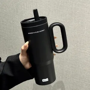 Bicchiere termico nero in acciaio inossidabile con cannuccia e manico per viaggio.
