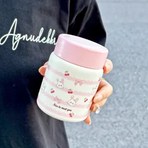 Dettaglio tazza termica portatile in acciaio 304, coperchio rosa con stampa coniglietto e ciliegia.