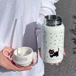Bonita botella de agua aislada de acero inoxidable con paja, diseño de gato negro.