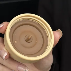 Detailed view of the silicone sealing lid and inner stopper for portable straw water bottle.