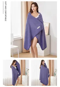 Dicke Korallenfleece Badetuch mit passenden Kanten, weich und bequem für den täglichen Gebrauch.