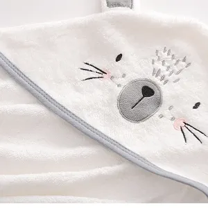 Zachte bamboevezel baby badcape detail, schattige cartoon dierenborduurwerk grijze rand.