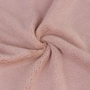 Primo piano della texture dell'asciugamano in microfibra morbida, assorbente e spessa.