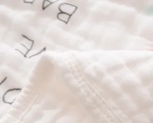 Primer plano de la textura de la toalla para bebé de gasa de algodón de seis capas con detalles.