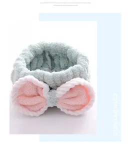 Detalle de diadema con lazo de suave felpa coral, absorbente para maquillaje y uso diario en spa.