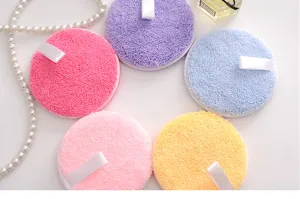 Weiche Gesichtsreinigungsschwämme in Pastellfarben, sanfte hautfreundliche Make-up-Entferner Pads.