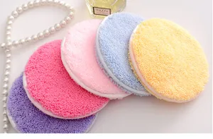 Detailansicht weicher runder Gesichtsreinigungspads in bunten Farben, sanft zur Haut und praktisch.
