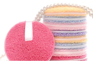 Nahaufnahme des weichen Gesichtsreinigungspads mit sanfter Textur und praktischem Haltegurt.