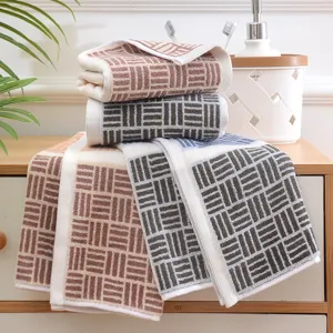 Toalla de cara de algodón con patrón geométrico, suave y absorbente para uso diario en el baño.