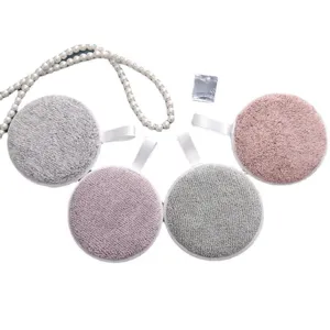 Set de esponjas limpiadoras faciales de fibra de carbón de bambú con tiras colgantes.