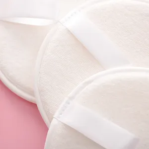Dischetti struccanti riutilizzabili in fibra di bambù bianca con manico per pulizia viso delicata.
