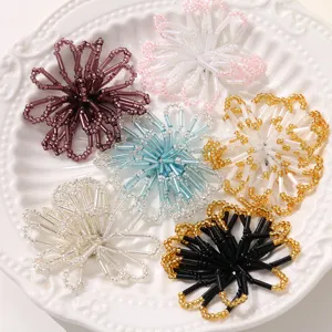 Nahaufnahme bunte perlen hohle blume diy zubehör, exquisite handgemachte schmuck komponenten.
