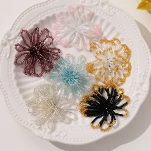 Handgemachte Perlen hohle Blumen DIY Zubehoer in vielen Farben fuer Ohrringe oder Haarklammern.