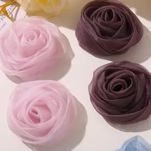 Gros plan détaillé d'accessoires de fleurs de roses 3D en organza pour artisanat.