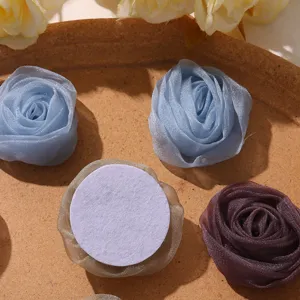 Détail de fleur de rose 3D en organza, idéal pour accessoires de cheveux et de vêtements.