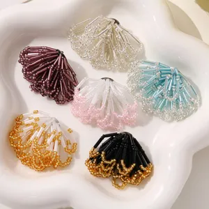 Handgefertigte Perlen hohle Blumen DIY Accessoires, farblich abgesetzt für Ohrringe und Haarnadeln.