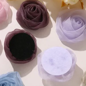 Vue détaillée de fleurs de roses en organza 3D faites à main, montrant la texture délicate.