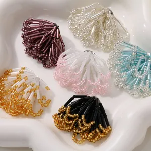 Nahaufnahme von bunten Perlenblumen DIY Anhängern, exquisite handgefertigte Accessoires.