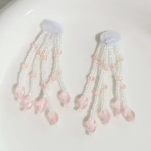 Vista detallada de accesorios artesanales para el cabello con borlas de cuentas de cristal.