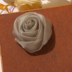Fleur de rose 3D en organza DIY accessoire de cheveux embellissement de vêtement gris détail