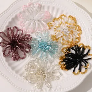 Handgemachte perlenbesetzte hohle Blumen DIY-Accessoires, exquisite Farbabstimmung für Schmuck.