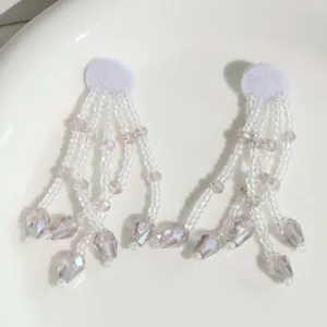 Detalle de borla de cuentas de cristal hechas a mano, cuentas de arroz translúcidas para tocado.