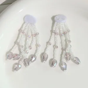 Vista detallada de accesorios de borlas de cuentas de cristal hechas a mano con gotas.