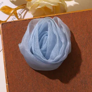 Accessoire DIY fleur de rose en organza bleu clair pour ornements de cheveux et vêtements.