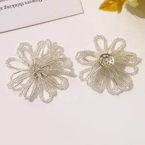 Handgemachte Perlenblumen DIY Zubehoer fuer elegante Ohrringe Brosche Haarnadeln