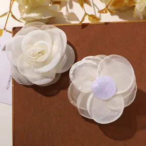 Flor enrollada de malla transparente blanca hecha a mano para pinza de pelo y corsé.