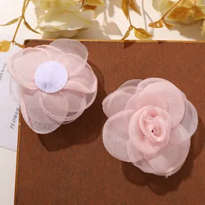 Primer plano de apliques de flores de gasa de malla rosa, ideales para horquillas.