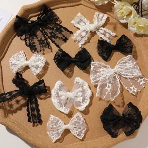 Close-up van zwart-witte kanten strikken als DIY accessoires voor haarspelden en kleding