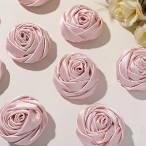 Detalles de flores de rosas de cinta de satén rosa para decoración de boda DIY, broche y accesorios.