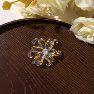 Accessoire floral DIY transparent avec centre en strass et bords dorés, vue détaillée.