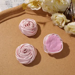 Detalles de flores de rosas de satén rosa, ideales para vestidos de novia y accesorios.