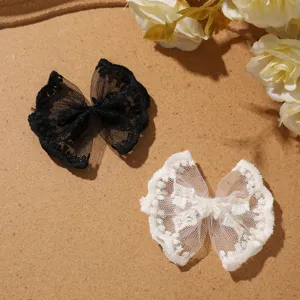Close-up detail van delicate zwart-witte kanten strik DIY accessoires, sprookjesachtige accenten.
