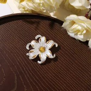 Détail d'accessoire de cheveux DIY fleur à six pétales strass dorés rétro élégant et chic.